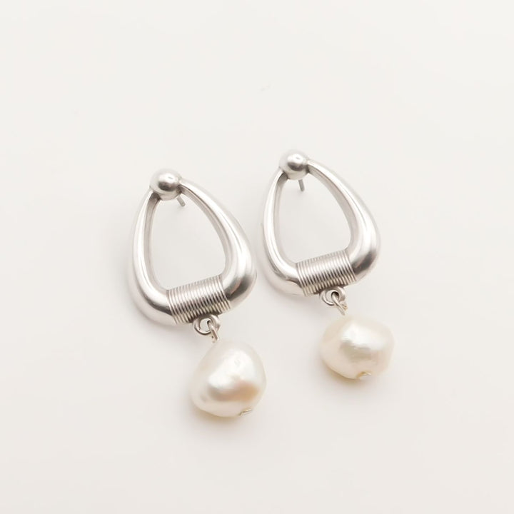 Outlet- Molly Pearl Earrings